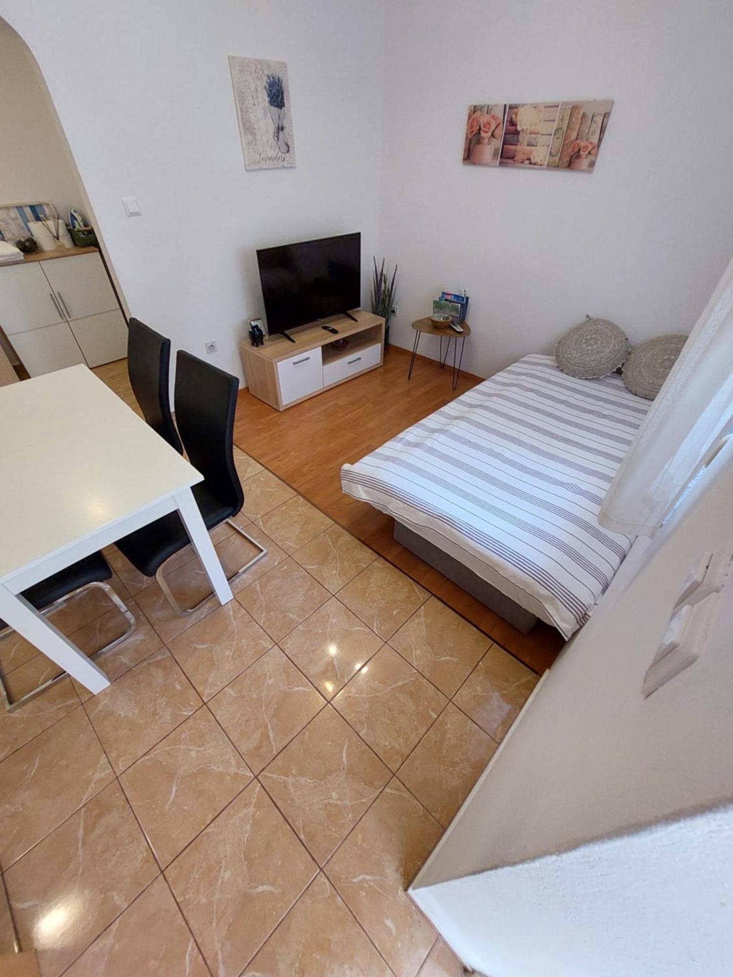 Viki Apartment *
